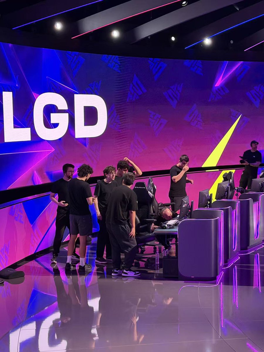 LGDgaming's tweet photo. Guys, well done!
¡Bien hecho, chicos!
#Dota2 #LGDGAMING https://t.co/b4fffVAFuZ