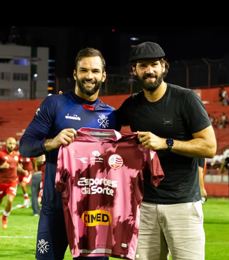 liberta___depre's tweet photo. Carta escrita por Muriel para seu irmão, Alisson, goleiro da seleção brasileira.

"E aí, mano! Mais uma convocação, mais uma copa. O grande sonho. No mesmo lugar que vi pela primeira vez o Brasil ganhar uma Copa, com o nosso ídolo e referência no gol. Passa um filme na cabeça, assistindo junto com o pai e a mãe à Copa de 98 na casa da Tia Ni, quando o Taffarel pegou dois pênaltis, e o Brasil venceu a Holanda. O pai enfia a cara dentro do bolo de laranja, classificação para mais uma final. E depois a Copa de 2002, quando acordávamos de madrugada para torcer para o Brasil, comendo bolachas, balas e cereais (...) Vai lá, Gigante! Viva o nosso sonho, desfrute e lidere. Tudo que viveu te preparou para este momento e saiba que estarei sempre junto contigo, nem que seja assistindo ao teu jogo a milhares de km comendo alguns doces. Com amor, do seu irmão Muriel Gustavo Becker."

📷FIFA / 📷Gabriel França