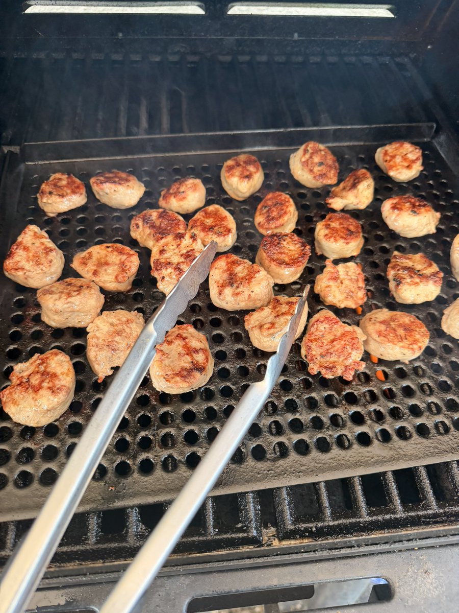Ron613_'s tweet photo. Don’t fret. I clicked the tongs twice before starting. All is well. 😂 https://t.co/h5dvd5HbBh