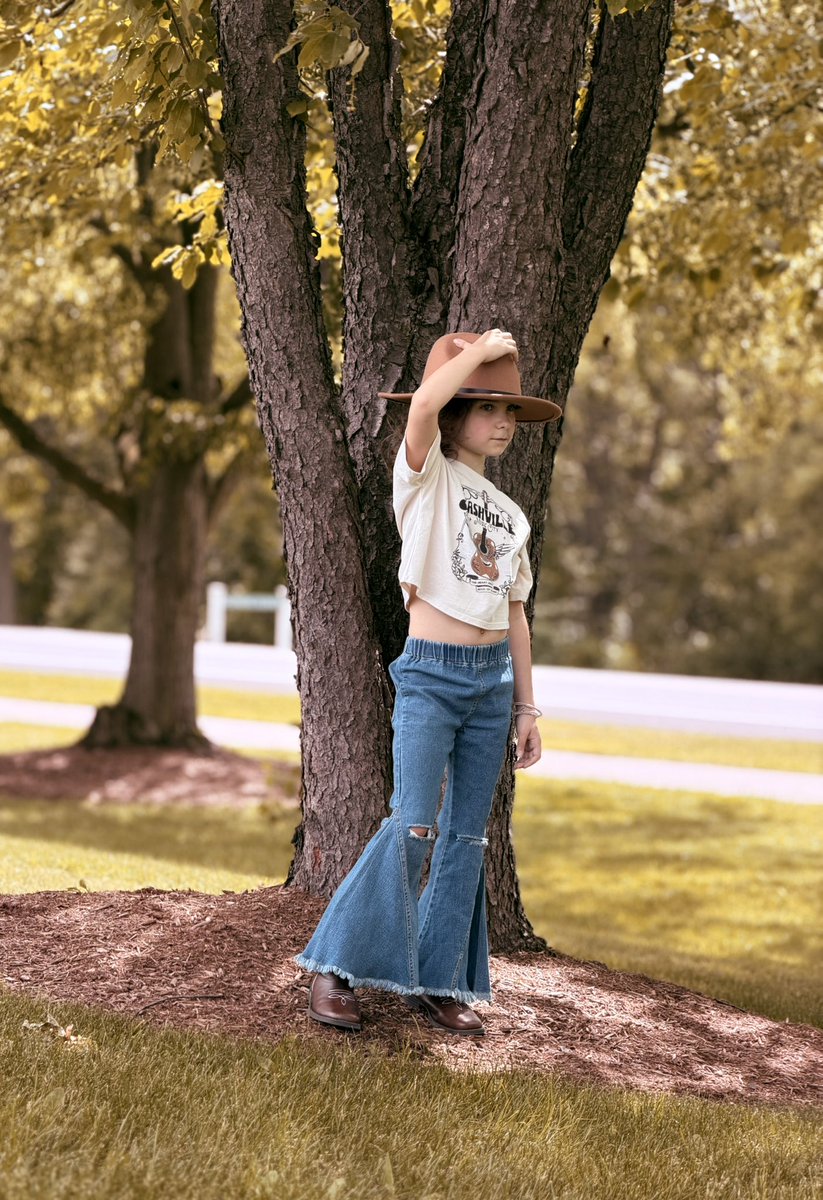 Voodoo3defx's tweet photo. Hey @dariusrucker! 🎸 My younger daughter Evelyn, Age 8 is at the CMAC show tonight for her very first concert! We are sitting in Section Rear1, Row DDD, Seats 116, 117, and 118. She is so excited to hear Wagon Wheel live! Have an amazing show! 🎶✨ #DariusRucker #CMAC https://t.co/R9WV77fQBw