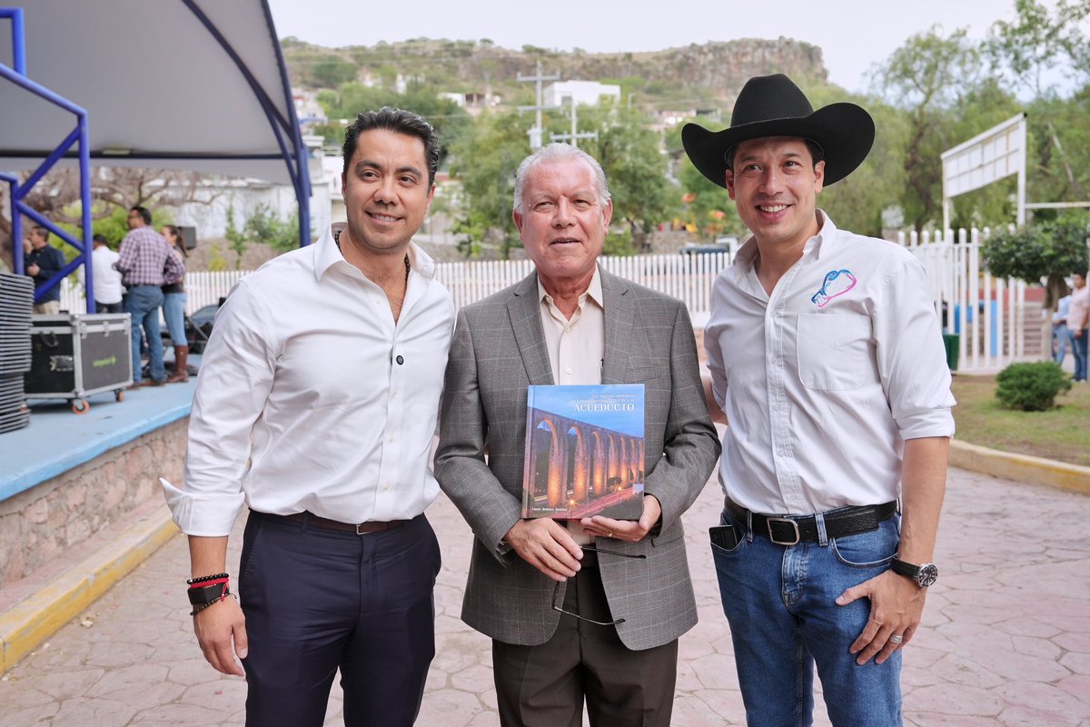 FeliFerMacias's tweet photo. 300 años después, Los Arcos siguen siendo el máximo símbolo de nuestra ciudad.

Presentamos el libro Los Sistemas Hidráulicos La Cañada–Querétaro (1531–1738) y el Acueducto, una obra que nos permite conocer la historia y el origen de este ícono queretano.

Esta obra la presentamos en El Marqués, lugar donde inició la historia del sistema hidráulico que hizo posible la construcción de Los Arcos y transformó para siempre el desarrollo de Querétaro.

#QuerétaroConFuturo