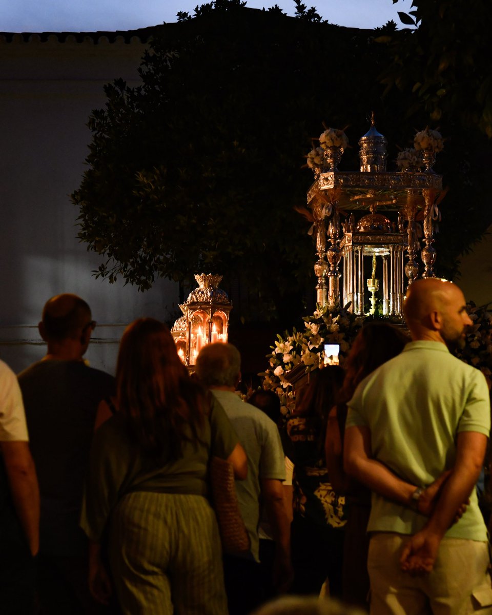 AMRedencion's tweet photo. Con el corazón lleno, cerramos nuestra temporada.

Agradecemos profundamente a la Parroquia de Belén, a su párroco @borrego_ojeda, a la querida @hdadtomares y a todos los vecinos por acompañarnos en este camino de alabanza al Santísimo.

Ha sido un privilegio poner nuestra música al servicio del Señor en su día grande.

#RedencionporSevilla 🎼