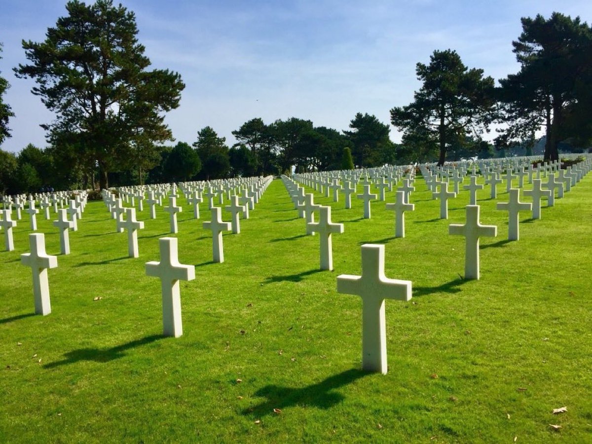 pe__ache's tweet photo. @SebLecornu @Doume_21000 #6Juin1944 #6juin #NeverForget #Debarquement #CollevilleSurMer #Normandie @usabmc
En ce jour anniversaire du #DDay, le Cimetière militaire 🇺🇸 de Colleville sur Mer au sein duquel près de 9.500 soldats sont enterrés.
Ils sont morts pour notre liberté. Ne l’oublions pas. https://t.co/yMkRDSRtLs