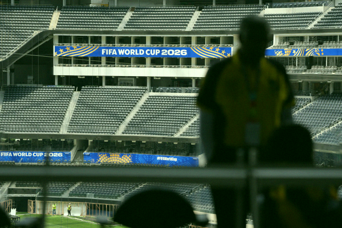 roeroeya's tweet photo. LA stadium workers just voted to go on strike, with the World Cup only days away. About 2,000 hospitality staff at SoFi Stadium said yes overwhelmingly to walking off the job - WSJ https://t.co/Zg2TUK3T6F