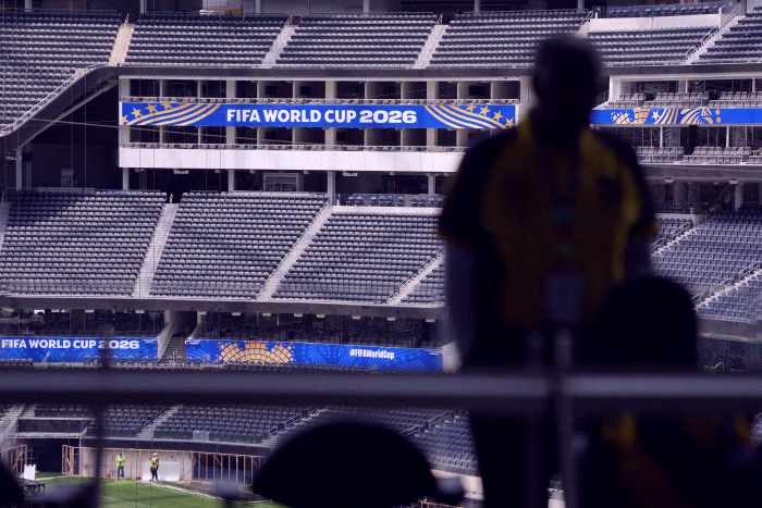 UncleRoyze's tweet photo. SoFi Stadium hospitality workers just voted to strike, and the World Cup is days away 😳 Over 2,000 workers at the L.A. stadium are ready to walk off the job. The vote was a landslide. https://t.co/kd1oWfWgdw