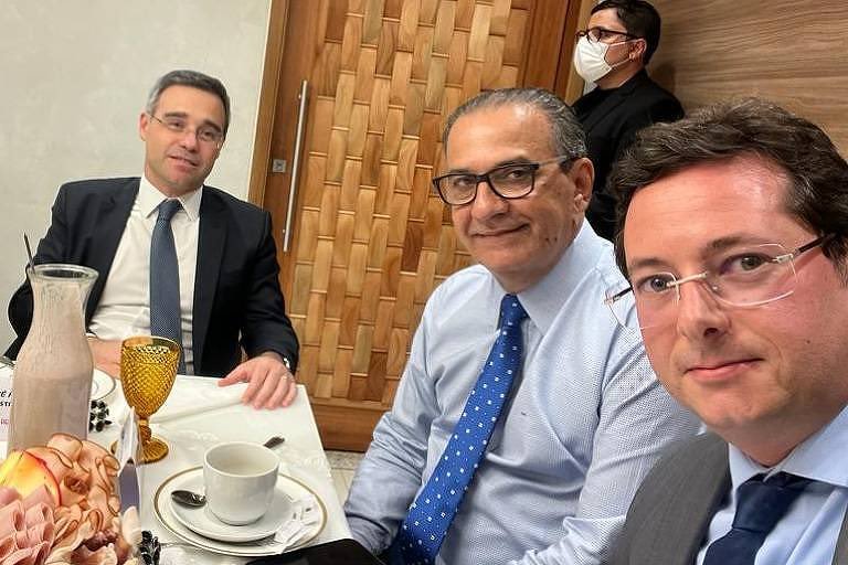 Fontes_novo's tweet photo. Mendonça, Malafaia e o Fábio um dos advogados dos bolsonaros, todos juntinhos, como a imprensa e as mídias de esquerda não pediram ANDRÉ MENDONÇA SUSPEITO ainda? https://t.co/0HKPgYPbYq
