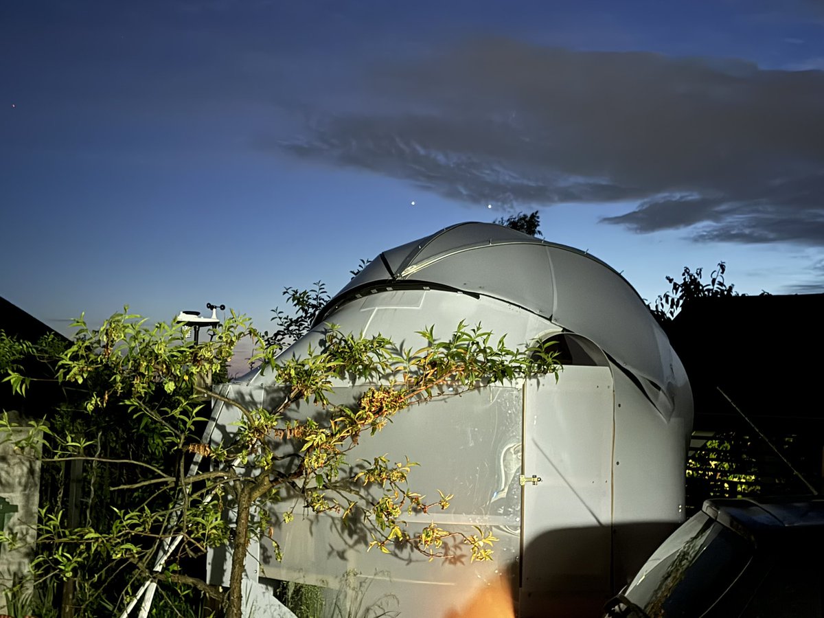 macmil71's tweet photo. Wenus i Saturn nad kopułą mojego Podwórkowego Obserwatorium Astronomicznego Shire-Słocina. https://t.co/fke2XPvsRa