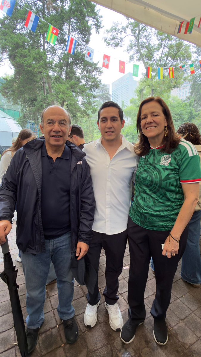 chrischack's tweet photo. Que gusto coincidir con el expresidente @FelipeCalderon y @Mzavalagc  🔵🇲🇽 https://t.co/jBFspkRaYw