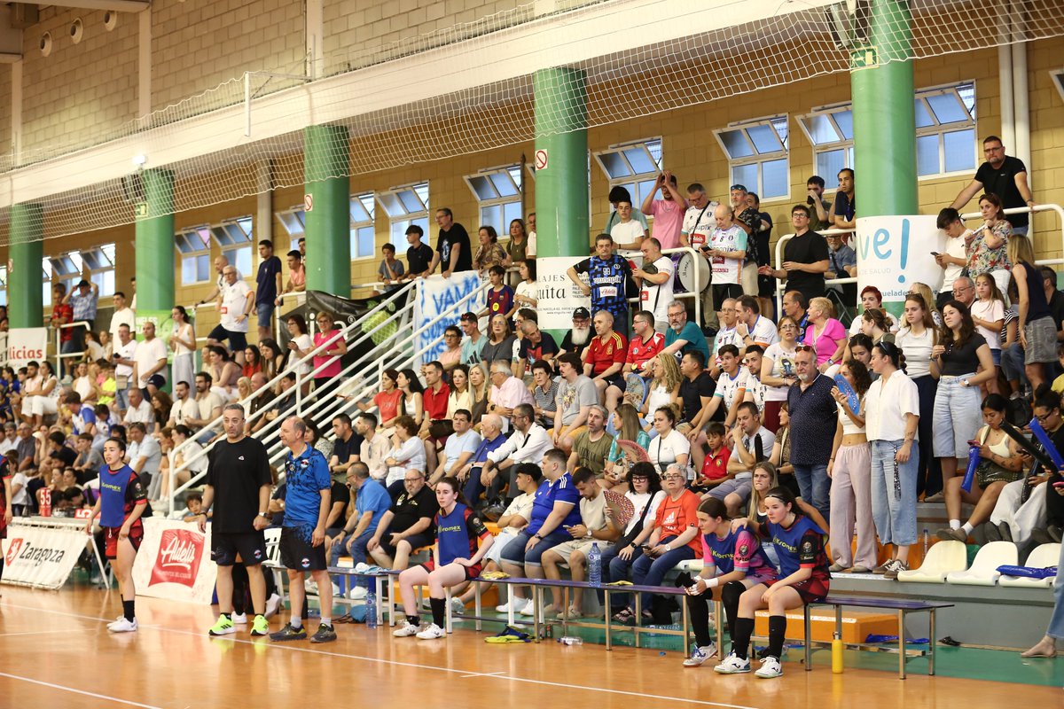 InterSala10_Zgz's tweet photo. 📣 Mensaje a la afición:

¡¡GRACIAS!!

Hoy habéis sido fundamentales. Cuando no quedaban fuerzas, ahí estabais vosotros empujando.

P. D.: Esperamos que aún os quede voz, porque ahora toca rematar la faena.

¡¡VAMOS A POR LA FINAL!!
¡¡CON TODO A POR EL ASCENSO!! 💙🖤 https://t.co/7ICb8UcN9D