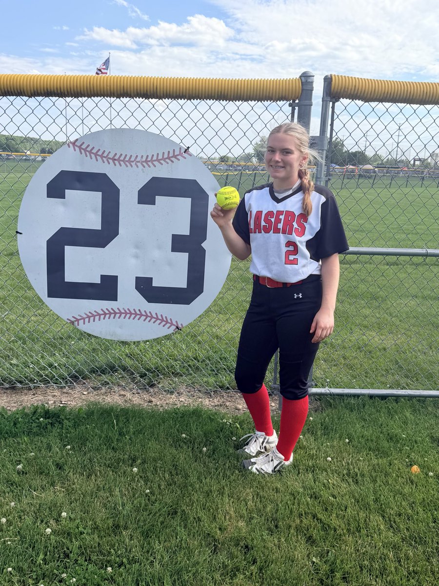 lasers2029's tweet photo. Sending 💣💣 to win an eight pitch at bat! Way to win the battle @AleahRice2030!!! https://t.co/3Mvo5XnjOR