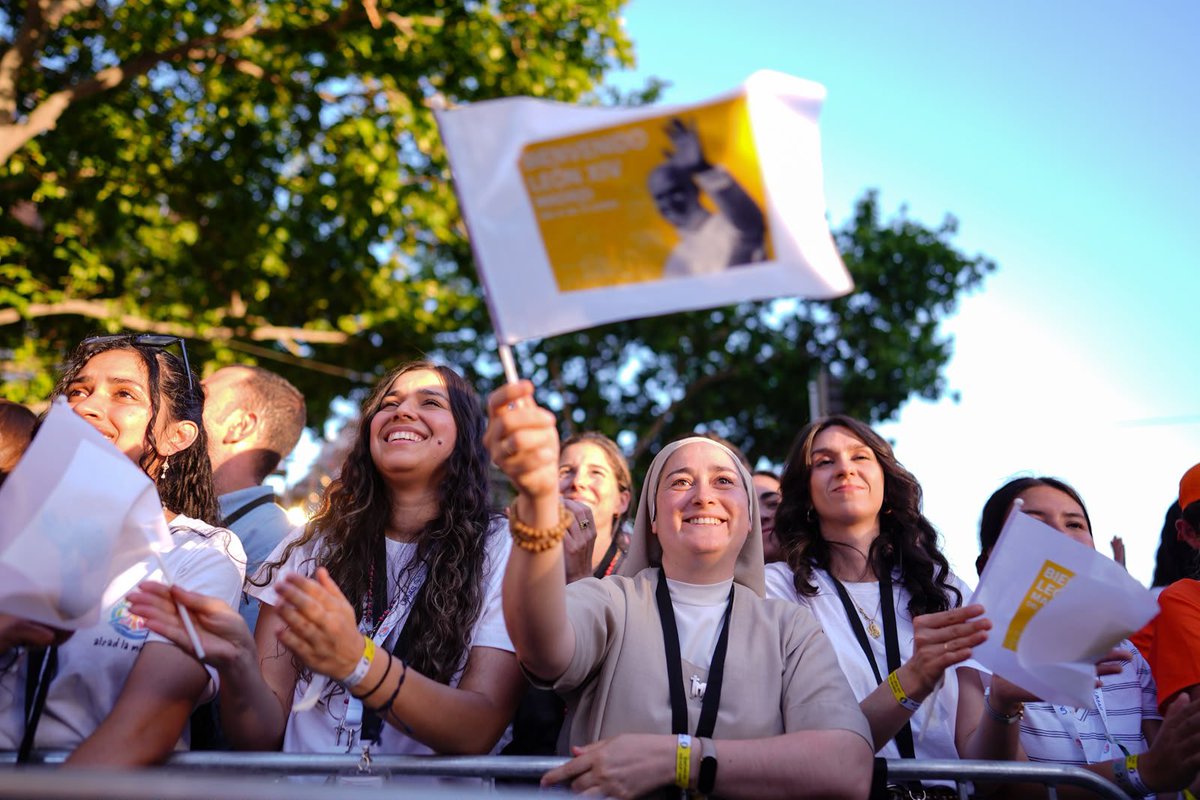 Notifides's tweet photo. 🇪🇸 #PapaenEspaña
Más de 600 mil personas participaron de la vigilia con los jóvenes en Madrid, España junto con el Papa León XIV en su viaje apostolico. https://t.co/UwPwLmc7eL