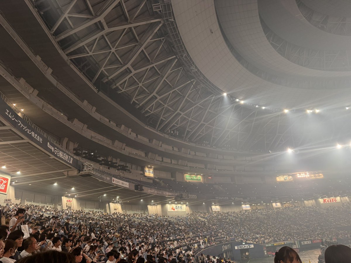3mmty2's tweet photo. 京セラドームのスタンド上段に人全く入れないのはTWICEもしたことない
 #NiziU #NiziU_tour #NiziU_THE_CINEMA https://t.co/2d73sSm6ub
