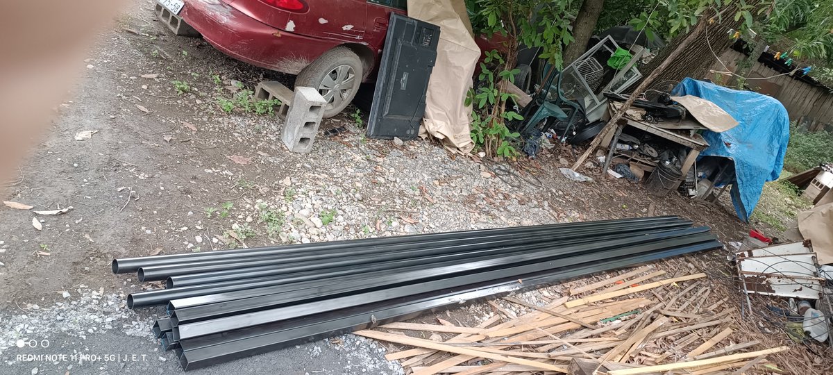 JoseETutorials's tweet photo. 6x6 parace mucho ahora pero ya armado el techo es apenas suficiente 🫠 mi "cochera" será el doble de grande que mi cuarto. https://t.co/jRlOghNK09