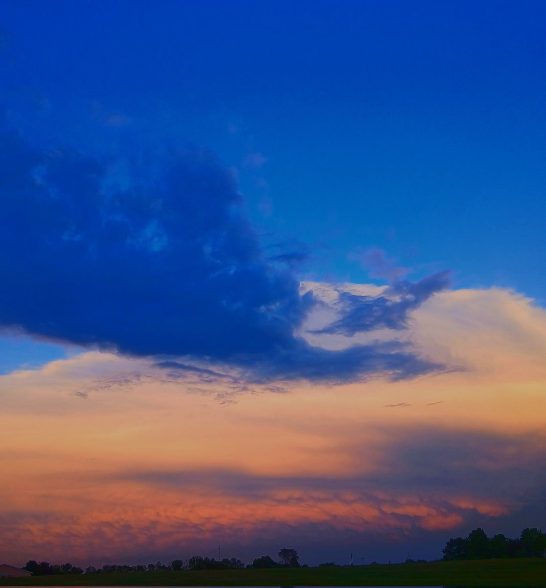 WiStrmChaser's tweet photo. Mammatus under the anvil of a storm complex at sunset in Bloomer, Wisconsin last night. https://t.co/1BGYkXc3vr