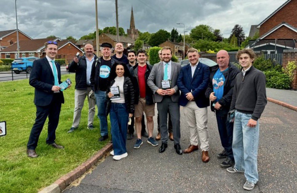 ReformDaily_'s tweet photo. 🇬🇧 Great day out in Makerfield today, with young Reformers from across the country joining the campaign to get Robert Kenyon elected

@Joseph_Boam was back in Wigan knocking on doors alongside @MattJSmith , @ReformJoel, @samuelhreformuk @carolineclapper, @andrew_reformuk & Rhys Mandry

Let’s keep the establishment rattled

#Makerfield #RobKenyon #VoteReform #ReformUK #June18th
