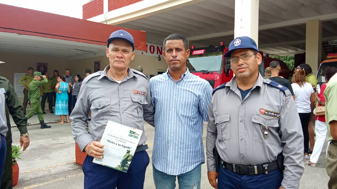 MinguezBarbara's tweet photo. Especial reconocimiento  y Felicitación a estos compañeros integrantes del MININT que además cumplen la  tarea asignada  por sus electores como delegados  de circunscripción. #SanctiSpíritusEnMarcha @AlexisLorente74 @Asamblea_SSP @AsambleaCuba @DiazCanelB @RabeloJaile https://t.co/10ho3mVf9T