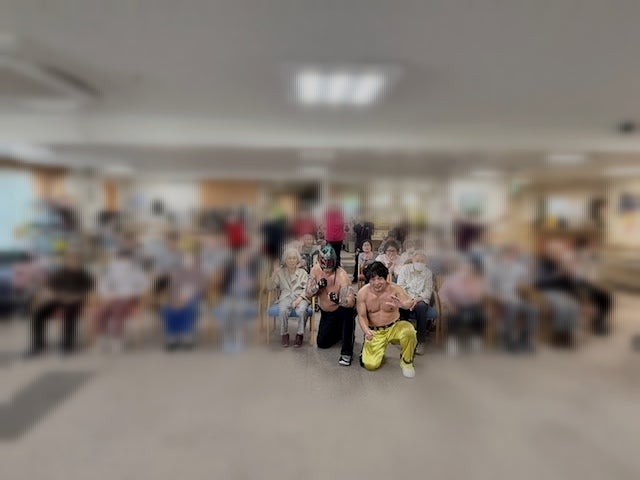 grekai21's tweet photo. 昨日マットプロレスをした
#ミス・ブール記念ホーム 様での画像です

昨日は珍しいパンタロンスタイル
私が優勢でしたが「高槻」コールで復活したユタサンバ高槻選手に逆転負け🥲

イベントは大盛り上がりで、試合後は利用者様とふれあいをしました😊
#高槻プロレス #ユタサンバ高槻 #グレートカイザー https://t.co/dNkZI0XXwM