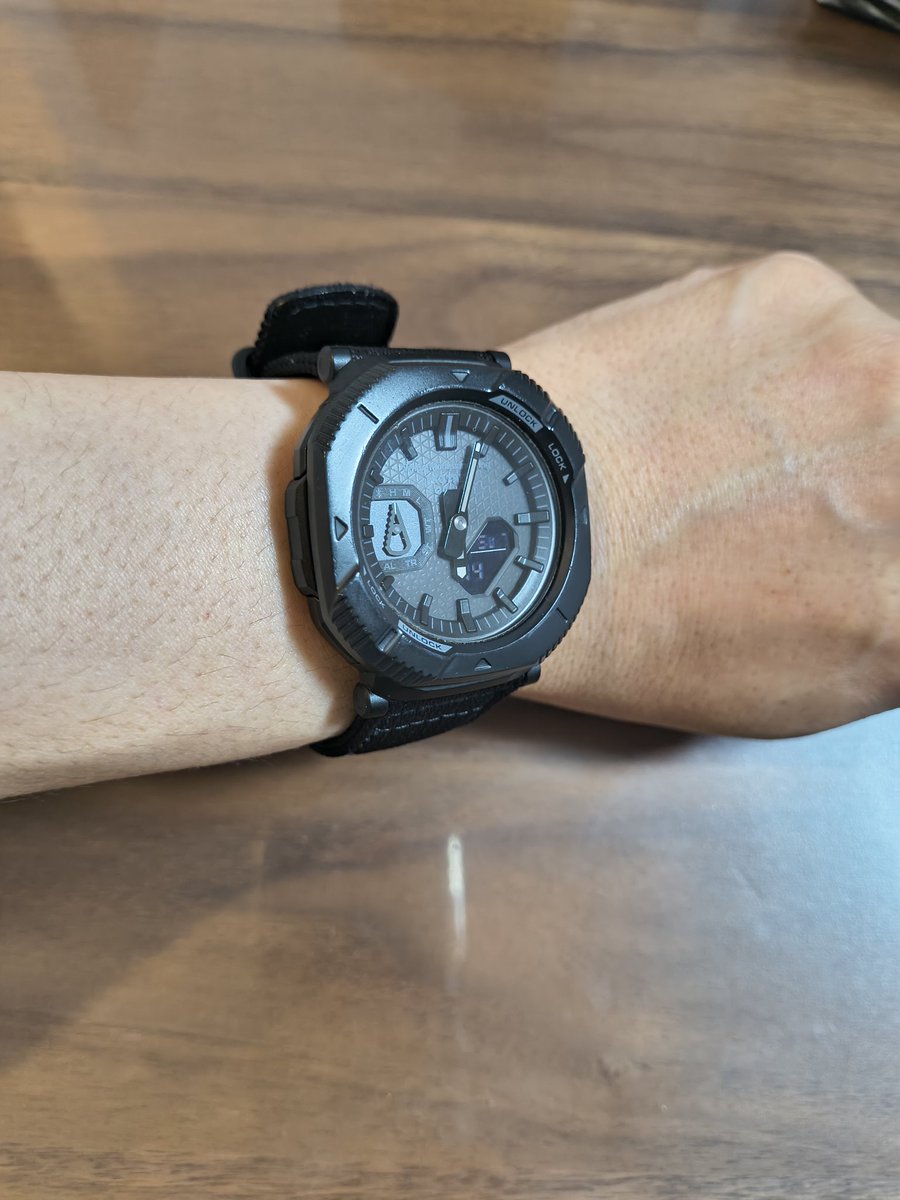 アクティブなシーンで着ける時計が欲しくなる→G-SHOCK等は被るのが気