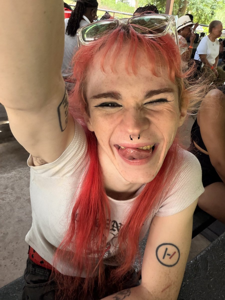 blurrysbitch's tweet photo. omg i havent even told you guys im sexy today…..im sexy btw https://t.co/2VP14gCVHP