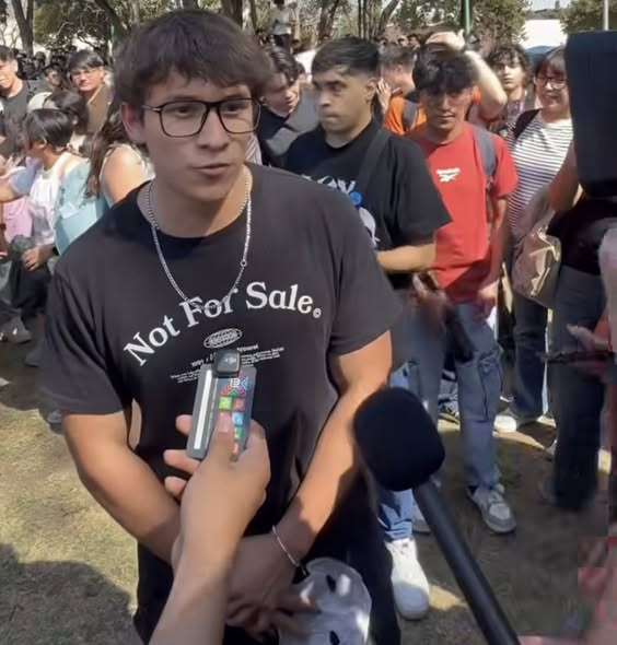 GARCIPAVON's tweet photo. ¡No ma....ennnn! Ahora se manifiestan los ''ninis'' exigiendo aumento de dizque ''beca'' a $18,000 bimestral 😵‍💫así las cosas 🤦‍♀️

🌎‼️ Estudiantes exigen aumento de becas del Bienestar.
Los alumnos de secundaria y preparatorias también pidieron un incremento a la cantidad que les entrega bimestralmente el Gobierno Federal, tras el anuncio de que el apoyo de Jóvenes Construyendo el Futuro aumentará a 9,582 pesos.
La postura de los estudiantes es que ellos sí estudian, por lo que consideran justo que les suban la beca al menos a 18 mil pesos bimestrales, igualando casi la cantidad de los beneficiarios del otro programa.
Recién el Gobierno de México anunció que inyectará 50 mil millones de pesos a las Becas del Bienestar, casualmente priorizando a los muchachos que votarán en las siguientes elecciones.
✍️ Armando Galera - Informado Caribe