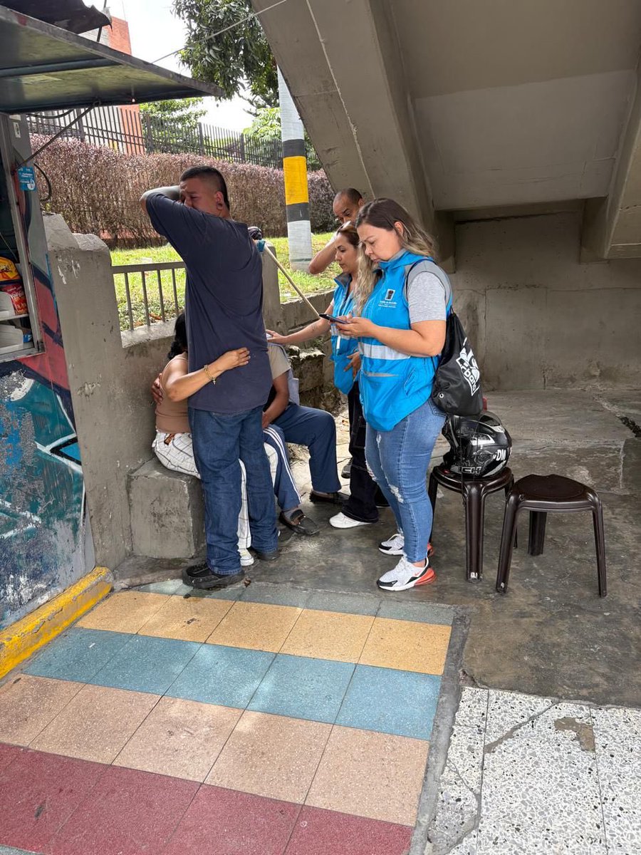 arcilaDDHH's tweet photo. Desde la @AlcaldiadeMed se realiza acompañamiento a las familias víctimas de los hechos violentos esta madrugada donde fueron asesinados dos agentes de la @PoliciaMedellin. También seguimos acompañando a la familia de una persona reportada como desaparecida y posteriormente encontrada sin vida.

Desde las instalaciones de Medicina Legal y la Fiscalía General de la Nación, se brinda orientación, apoyo emocional, jurídico y acompañamiento institucional a sus familiares, garantizando la atención integral, el acceso a la información y el respeto por sus derechos durante este difícil proceso.

Con estas acciones, la @AlcaldiadeMed reafirma su compromiso con la protección de los derechos humanos, el apoyo a las víctimas y el fortalecimiento de las garantías institucionales para las familias afectadas. @FicoGutierrez @ManuelVillaMe @PazDDHHmed