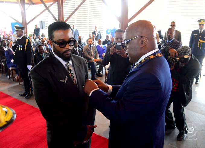 connexion_rdc's tweet photo. Le Président Félix-Antoine Tshisekedi a décoré, ce samedi à Kinshasa, le musicien congolais Fally Ipupa Nsimba, après sa double prestation au stade de France. « À travers votre musique, c’est une part du Congo qui circule, qui séduit, qui rassemble et qui dialogue avec le monde » https://t.co/12tIJpJNS2