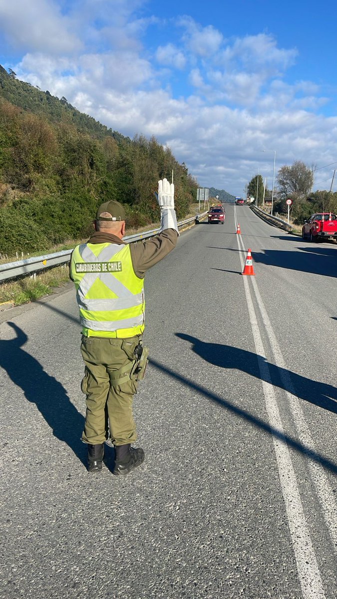 Carab_Aysen's tweet photo. El equipo ABC en acción por tu seguridad👮♂️🚒🏥
Carabineros de la Tcia #LaJunta, junto a Bomberos y personal del Cesfam, entregan recomendaciones en #Ruta7 sobre conducción segura, uso del fuego y prevenir incendios con resultado de muerte o lesiones. https://t.co/bKObkmG4tB