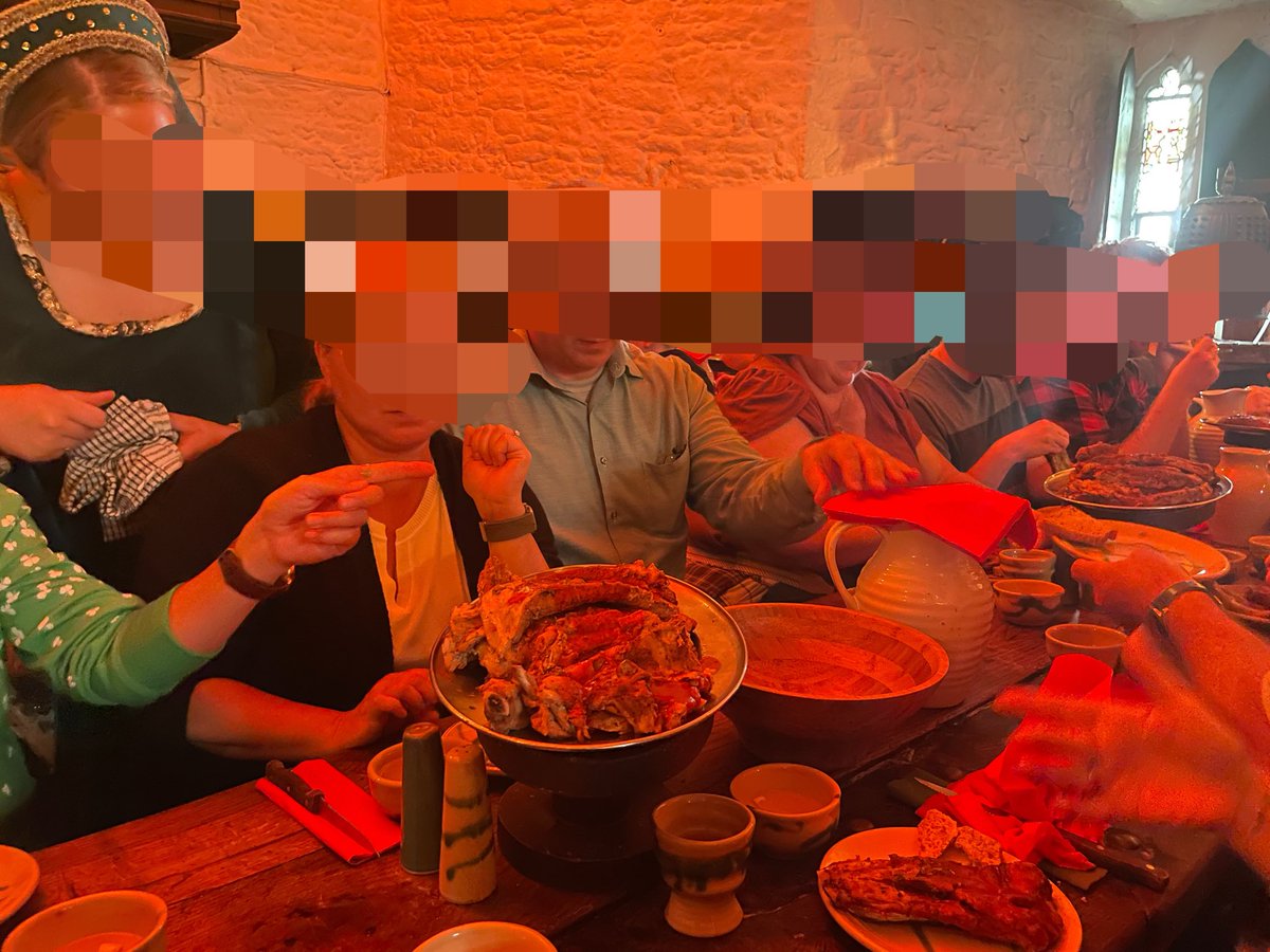 cammonegi's tweet photo. Bunratty Castle のMedieval Banquet 
ヨーロッパいるんだしお城で中世風饗宴とかやってたりしないのと思ってググったらそっくりそのままのやつがヒットしてありがとう世界
速い話がディナーショーですね。流石の私もこれは誰かと行った方が楽しいやつ… https://t.co/lJGroXV5a8