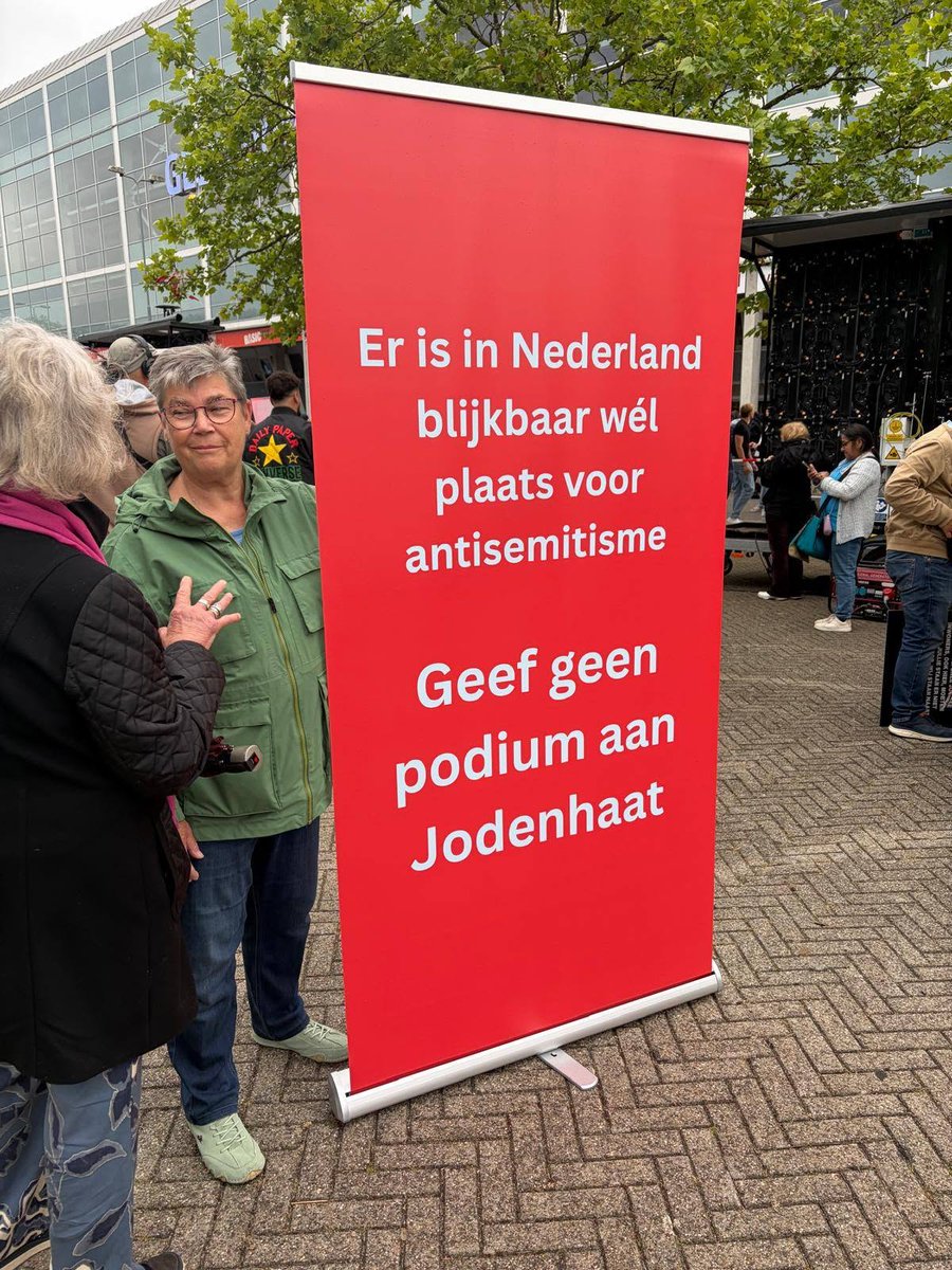CIDI_nieuws's tweet photo. Vandaag waren we aanwezig bij het @GelreDome in Arnhem, om voorafgaand aan het concert van Ye onze stem te laten horen. We toonden de bezoekers zijn uitspraken en lieten ook de uitspraken zien van politici over Jodenhaat - woorden die helaas niet gevolgd werden door daden. https://t.co/06inw7ReYy