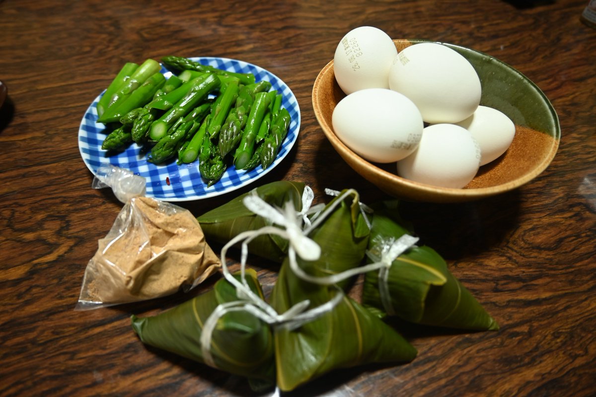 kaga_rin0321's tweet photo. 朝市の活気。アスパラの漬物が美味しくて朝食前なのにぽりぽり食べてしまう https://t.co/oO9MxdH36s