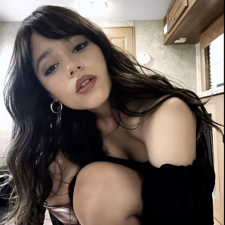 vcntegogh_'s tweet photo. 𝒔𝒕𝒊𝒍𝒍 𝒊𝒏 𝒍𝒐𝒗𝒆? | 𝒂𝒖 𝒘𝒆𝒏𝒄𝒍𝒂𝒊𝒓 𝒐𝒏𝒅𝒆:

dividida entre amor e ódio após anos sofrendo por uma paixão não correspondida da infância, wednesday finalmente a reencontra 

ou

onde Enid reencontra sua melhor amiga e paixão de infância e tenta reconquistá-la https://t.co/572q0bmupf
