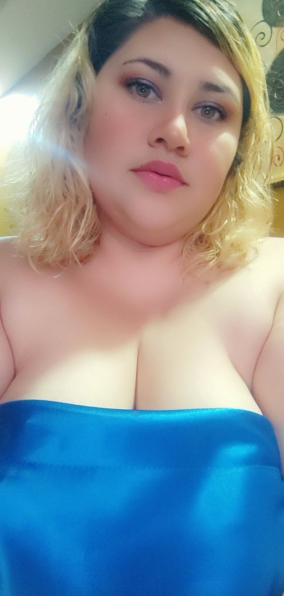 TuHotWifeFav's tweet photo. Chicos vine a la CDMX🏙️🥲a querer comprar unas lencerías nuevas🥵 Pero está maldita lluvia no deja hacer nada y el tráfico está imposible😭 

Hasta me iba a animar a hacer una dinámica de exhibith en calle pero así no sé pinches puede😮‍💨

Mejor iré a comer para ponerme más Gorda https://t.co/AGWJ0mG6eY