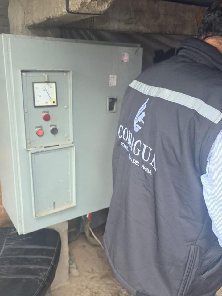 conagua_mx's tweet photo. Como parte de las acciones para proteger el agua, el @GobiernoMX detectó la extracción ilegal de este recurso y recuperó un volumen suficiente para abastecer diariamente a 35 mil habitantes, fortaleciendo una gestión más justa y ordenada.

Más información: https://t.co/k9GHZ4lrfh https://t.co/3Rjys36EPG