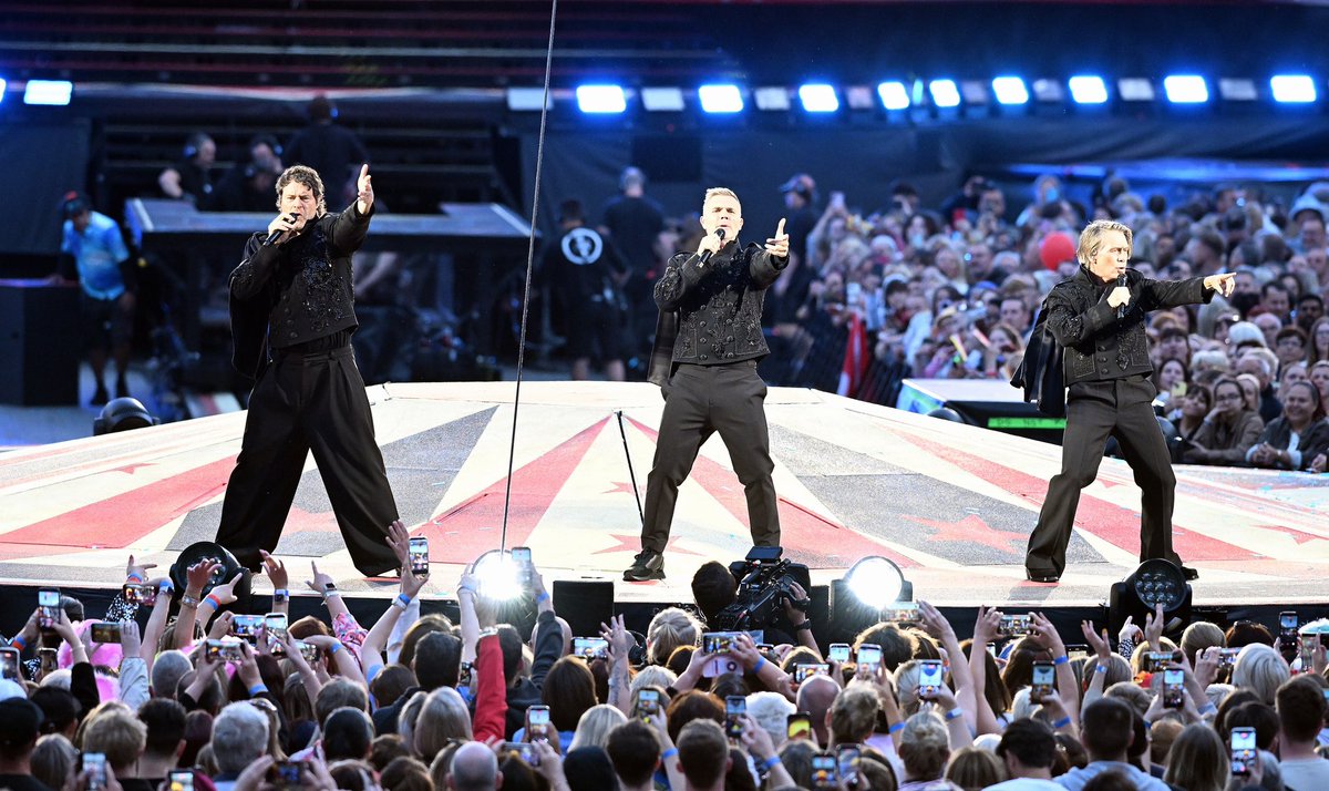 CBSArena's tweet photo. That’s a wrap on three huge nights of Take That’s The Circus Live here at @CBSArena!

Please take care when leaving the venue and here is some important information as you make your way home: 

🚗 Road closure
📍 Pick up point
🚌 Shuttle bus info

Here 👉 https://t.co/xisqNm9U87 https://t.co/pCG9i2iQj2