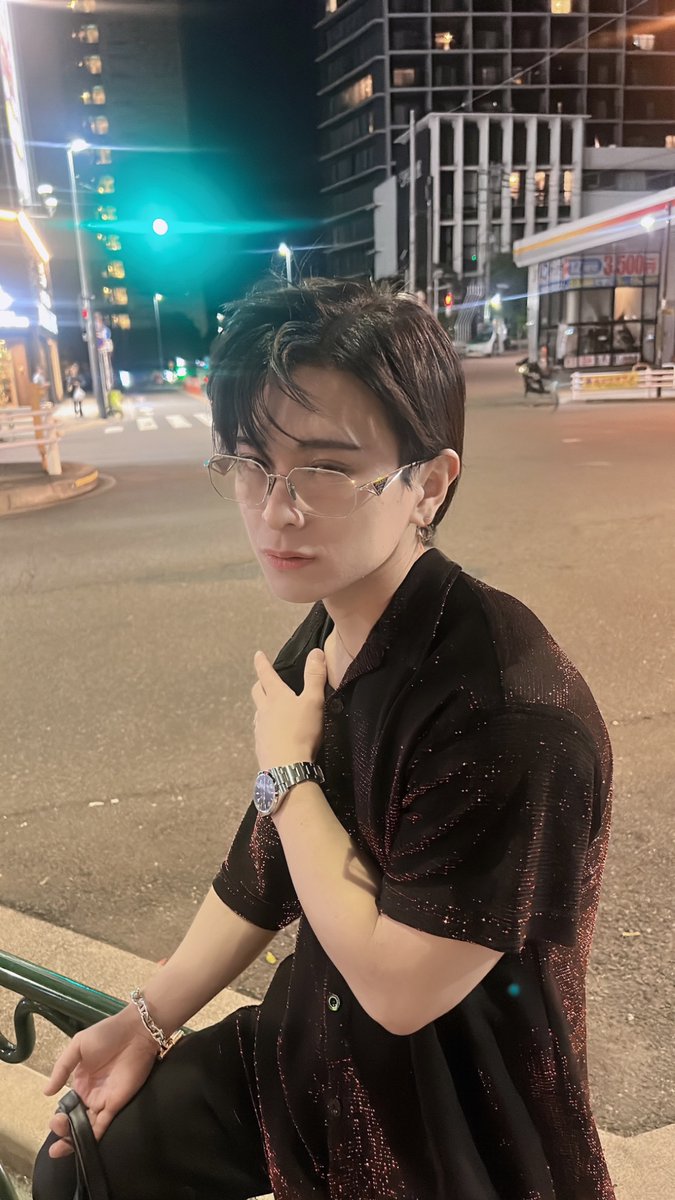 chitsularity's tweet photo. 脚トレすると姿勢・骨盤・体幹の安定感が出やすくて立ち姿が貧弱じゃなくなるのが良い。服を着たときのシルエットも「上半身だけ鍛えてる人」より自然になる。盛り靴履く場合も下半身の土台がある方が全体のバランスが良くなる。

そして脚トレは消費カロリーも大きいため減量や体脂肪管理にもかなり効く。顔の脂肪感、むくみが落ちると目鼻立ちが同じでも普通に顔が締まって見える。これはイケメン化に直結する。

脚を太くしすぎる必要はない。「脚を巨大化させる」より、

スクワット系
レッグプレス
レッグカール
カーフ
内転筋・臀部少し

このへんで、下半身の密度と姿勢を作るのが一番良い。

脚トレはやった方がいい。顔そのものを変えるというより、「体型・姿勢・服の似合い方・顔の締まり」を通じて、全体のイケメン度を底上げする。上半身だけ鍛えるより「ちゃんと強そうな男」感が出る。