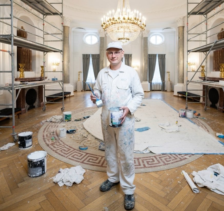MathiasPriebe's tweet photo. Der V-Leute-Stammtisch Ostsachsen schlägt Tino Chrupalla als neuen Bundespräsidenten vor. Das hat gar keine politischen Gründe. 

Schloss Bellevue wird ja gerade renoviert. Der Malermeister aus Görlitz könnte in Eigenleistung die Kosten erheblich senken. Und der Posten wäre weniger nutzlos als jetzt. 
#Priebshow