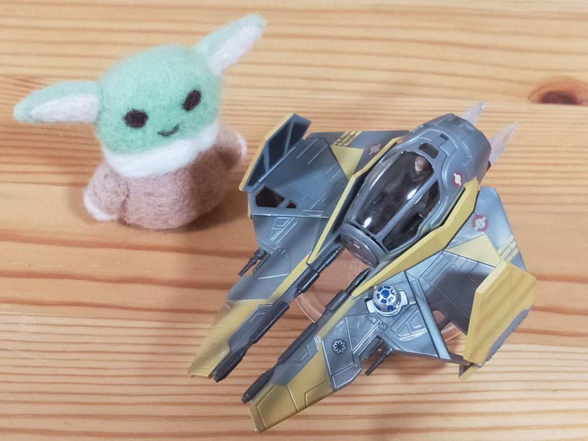 Rty08mg's tweet photo. 坊や、これは昨日たまたま見かけて衝動ガチャしたジェダイ・インターセプターだよ。 https://t.co/tIN8LpMSN0