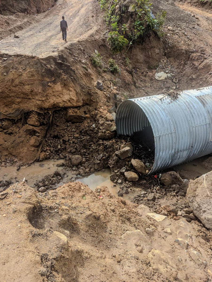 CAMINOS_CIV's tweet photo. 🚨 #EmergenciaVial | Quiché 🇬🇹
Atendemos de manera inmediata el colapso de una bóveda provisional en la RD-QUI-13, tramo RN-15 (Finca El Carmen) – San Bartolomé Jocotenango, km 187.2.
Personal técnico trabaja en el lugar realizando la preparación de un paso provisional, la https://t.co/KocujQbdxD