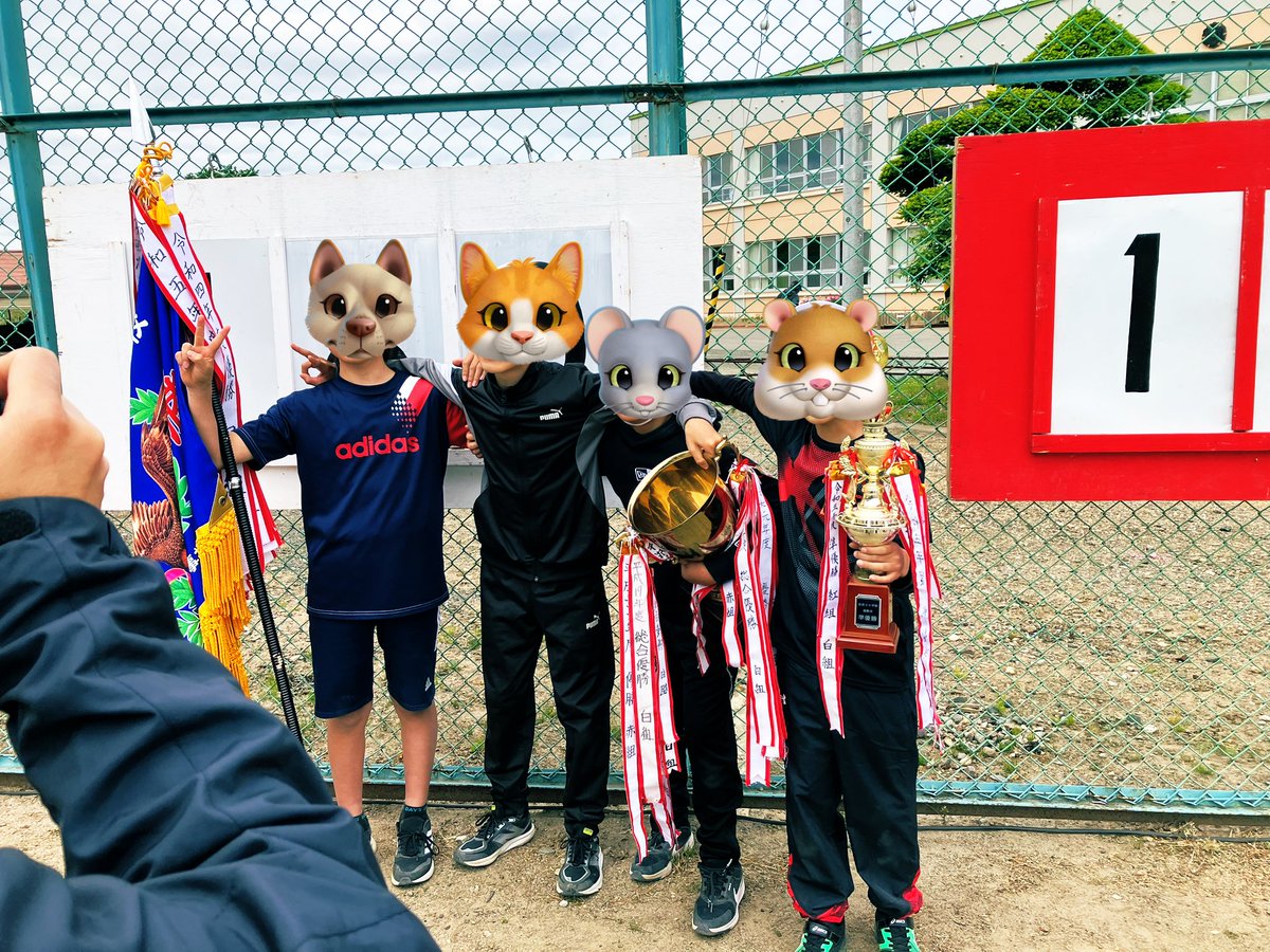 KID_fpems's tweet photo. 小6息子最後の運動会。リレーのアンカーで最後数メートルの所でライバルに抜かれチームも総合点で敗戦。
責任を感じ号泣する息子に駆け寄って励ましてくれる仲間達。
彼が6年間で積み上げたものを感じられて幸せでした🍀
負けは「勝ち」にはならないけれど「価値」になる✨ https://t.co/d0HHtCgb5e
