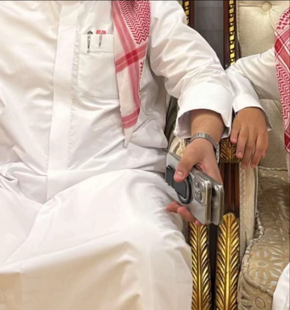 Rbc4t's tweet photo. الجوال الثاني جوال فراج؟؟؟ #فراج_قزيع_السهلي https://t.co/Wt5I6cYf7u