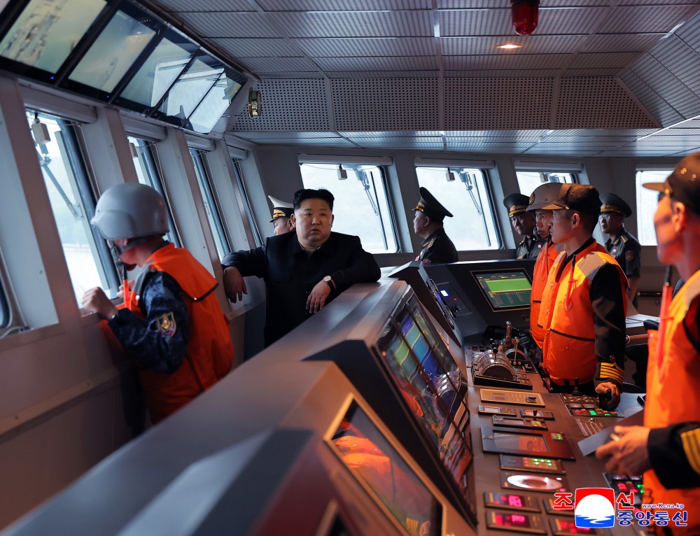 MenchOsint's tweet photo. 🇰🇵 Kim Jong Un visited the Korean People's Navy Destroyer "Kang Kon" (hull 52), the second ship of Choe Hyon-class destroyers. – KCNA https://t.co/i3ogeYDILk