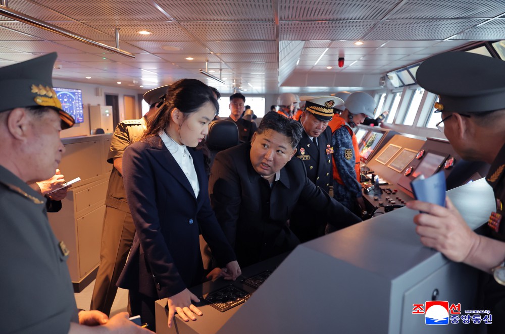 MenchOsint's tweet photo. 🇰🇵 Kim Jong Un visited the Korean People's Navy Destroyer "Kang Kon" (hull 52), the second ship of Choe Hyon-class destroyers. – KCNA https://t.co/i3ogeYDILk