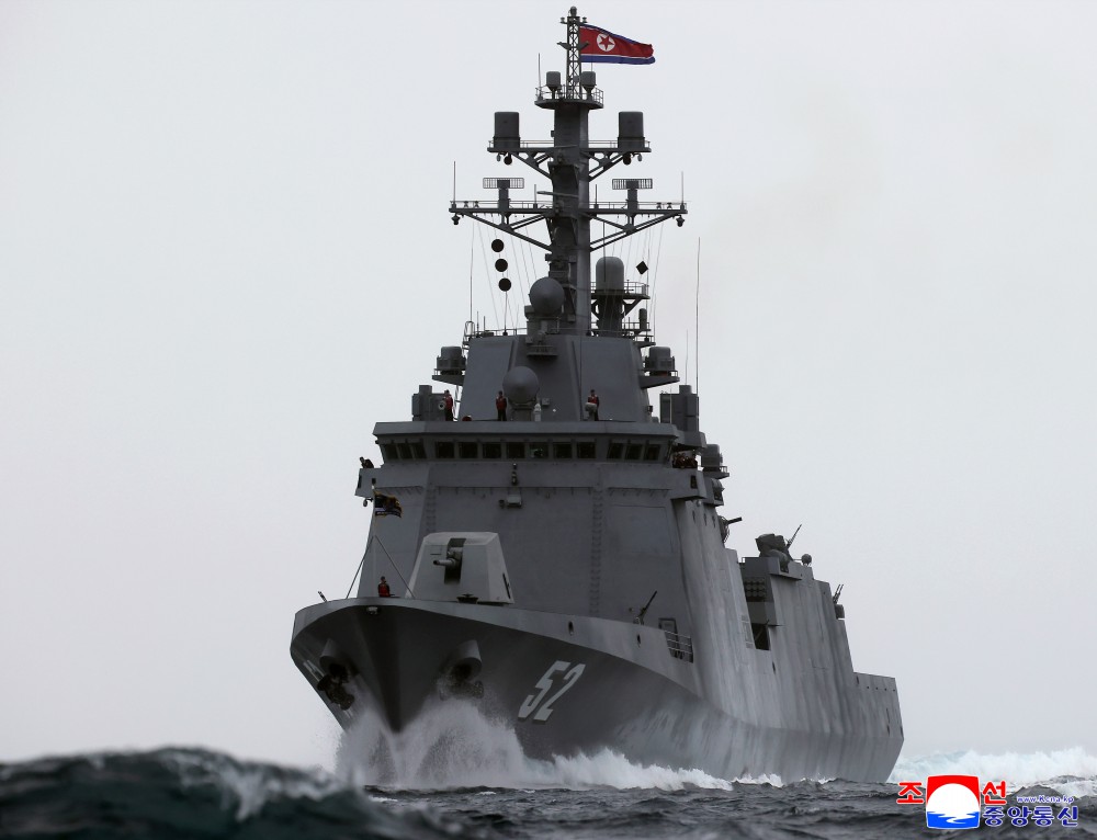 MenchOsint's tweet photo. 🇰🇵 Kim Jong Un visited the Korean People's Navy Destroyer "Kang Kon" (hull 52), the second ship of Choe Hyon-class destroyers. – KCNA https://t.co/i3ogeYDILk