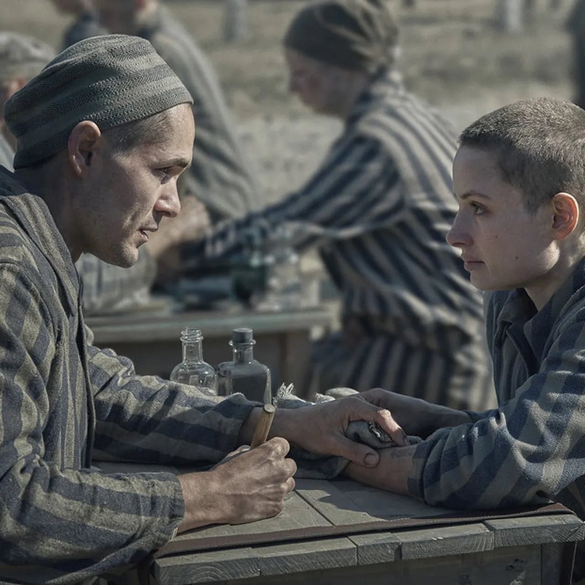 scenehunter_'s tweet photo. 🎬 The Tattooist of Auschwitz
در دل یکی از تاریک‌ترین فصل‌های تاریخ، دو انسان میان وحشت و مرگ، به عشق چنگ می‌زنند؛ ((داستانی واقعی ))از امید در جایی که امید معنایی نداشت.

ژانر: درام | تاریخی | عاشقانه

مینی سریال ۶ قسمتی 

تلخ، تأثیرگذار، فراموش‌نشدنی https://t.co/XcWbQ7fYo5