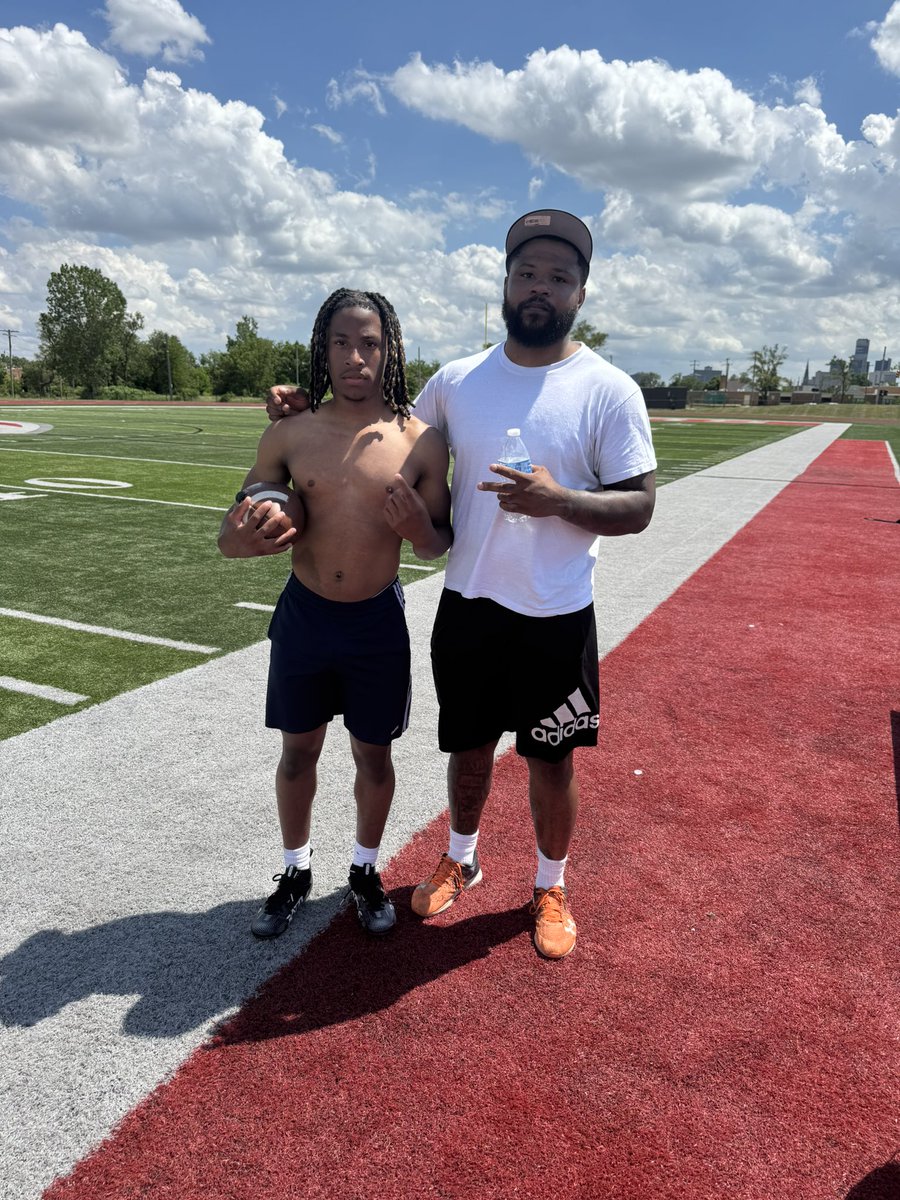 MasaiAli11's tweet photo. Got some great work in with @mikeweberjr today.. 1% better everyday #SeniorSZNLoading @AjaniAli2 @CLPanthersFB @MIexposure https://t.co/6GJnRqsXt0