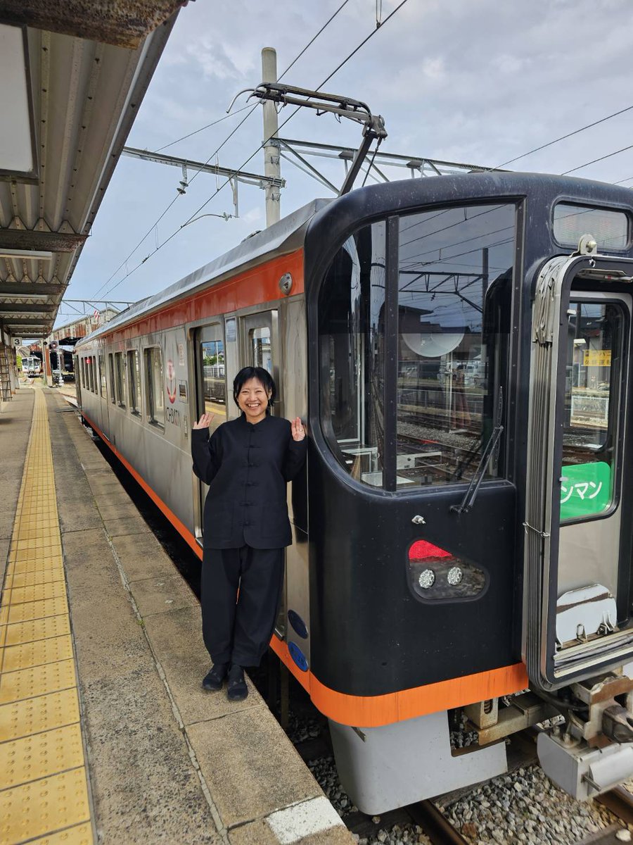 nao_nagasawa's tweet photo. おはようございます☀️
#一畑電車 の雲州平田駅で｢#ばたでん怪談電車｣オープニングアクト #怪談紙芝居 させていただきました！
満員電車で紙芝居ははじめての経験🔰
立見は、取材に来てくれた皆様です🎥
見ていただいた皆様が笑顔で電車を下りられる姿が、めっちゃご褒美でした！
楽しんでいただけてたら幸せです🍀
ありがとうございました！
怪談列車の主人公、#城谷歩 氏は、電車で聞くとヤバイ神がかった怪談と、怪談の聖地出雲で、圧巻の #小泉八雲 を・・・今日も楽しみ！