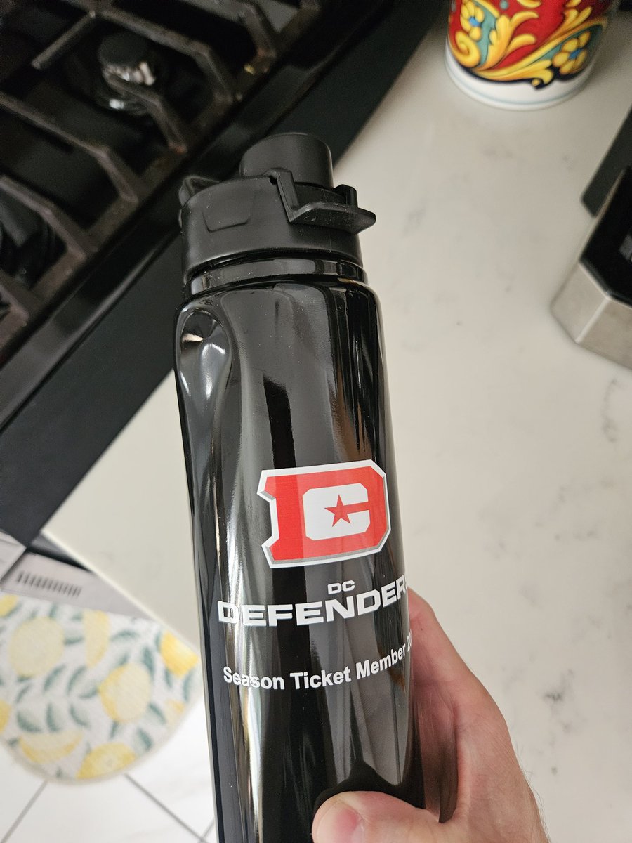 DCLemonGuy's tweet photo. The @UFLDefenders season ticket holder item arrived today damaged. Really hope the @TheUFL can do better next year. @RepoleStable please do better https://t.co/wmGGTKDVXc