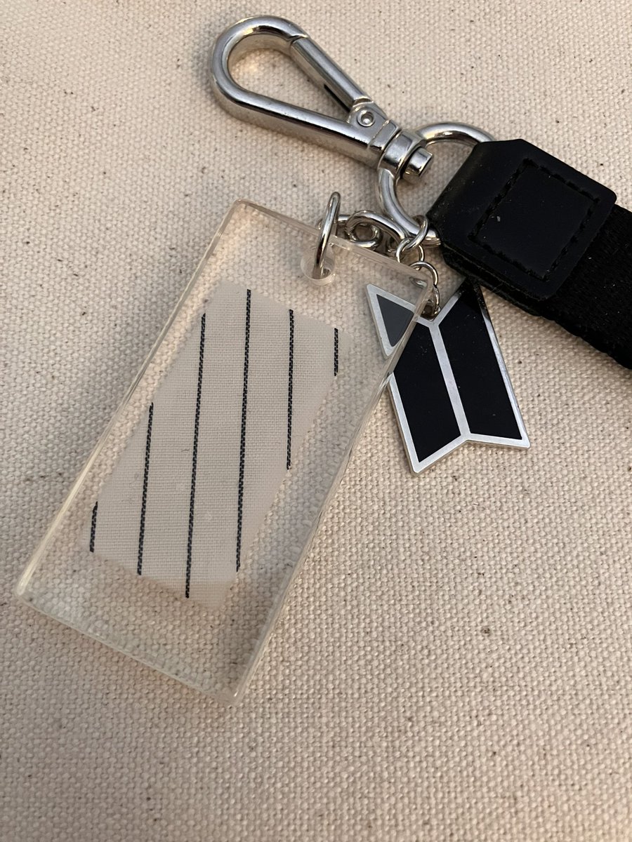 platinumhoba's tweet photo. still haven't figured out where mine came from, if anybody has an idea!! It's a very thin material, definitely would've been see through on its own so assumingg it was worn with layers https://t.co/fBt8losKrx
