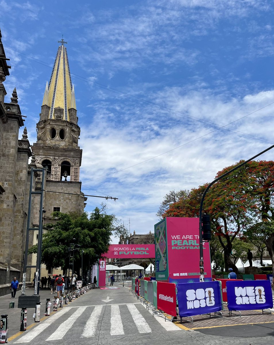 Telolco's tweet photo. Todo esto convive en mi Guadalajara... se limpia por obligación, se divide, desaparece gente. Pero aún con eso, queremos ser felices, queremos disfrutar, sentirnos incluidos y sentir que aunque sea un momento EL MUNDO ES HERMOSO #gdl #fifaworldcup https://t.co/VAhyRH5OuH