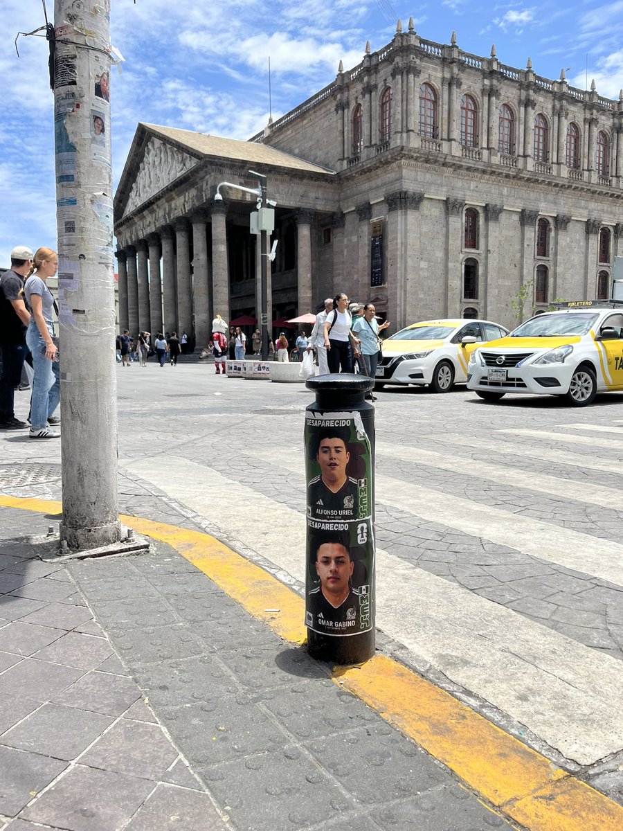 Telolco's tweet photo. Todo esto convive en mi Guadalajara... se limpia por obligación, se divide, desaparece gente. Pero aún con eso, queremos ser felices, queremos disfrutar, sentirnos incluidos y sentir que aunque sea un momento EL MUNDO ES HERMOSO #gdl #fifaworldcup https://t.co/VAhyRH5OuH